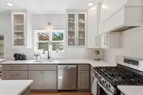 Kitchen - 2015 Scott St, Conway, AR 72034 photo 2 of 6