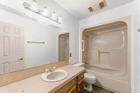 Bath - 14 Carwin Dr, Benton, AR 72015 photo 2 of 2