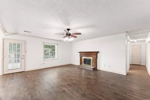 Living - 14 Carwin Dr, Benton, AR 72015 photo 4 of 7