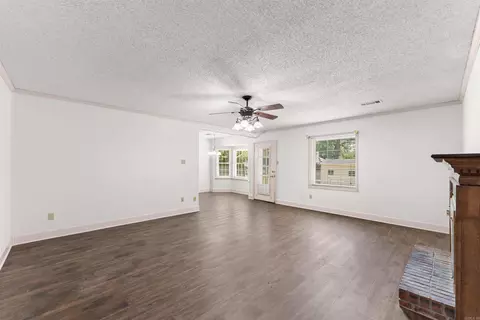 Living - 14 Carwin Dr, Benton, AR 72015 photo 3 of 7