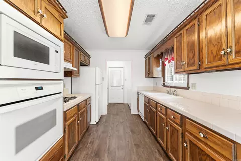 Kitchen - 14 Carwin Dr, Benton, AR 72015 photo 1 of 2