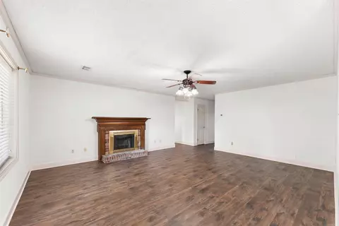 Living - 14 Carwin Dr, Benton, AR 72015 photo 2 of 7