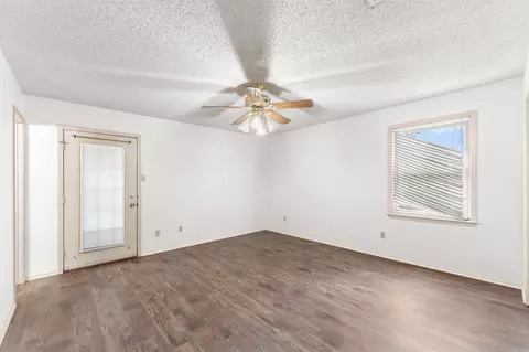 Living - 14 Carwin Dr, Benton, AR 72015 photo 6 of 7