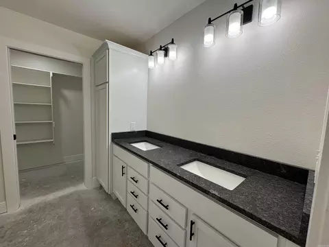 Bath - 809 Pearl St, Benton, AR 72015 photo 2 of 4