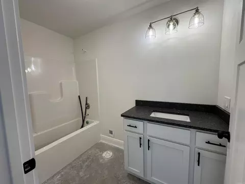 Bath - 809 Pearl St, Benton, AR 72015 photo 4 of 4
