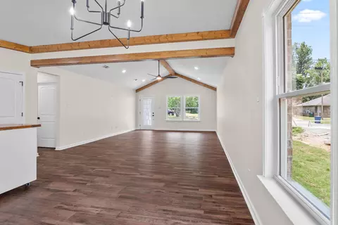 Living - 109 E Florida St, Beebe, AR 72012 photo 4 of 5