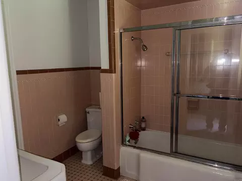 Bath - 1 Elmwood Cir, Pine Bluff, AR 71603 photo 2 of 5