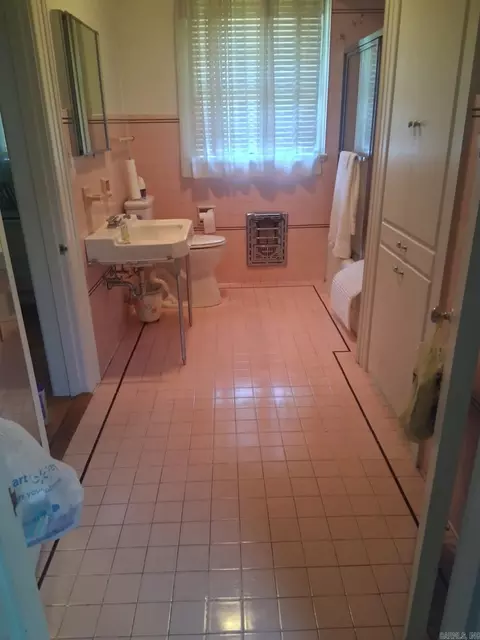 Bath - 1 Elmwood Cir, Pine Bluff, AR 71603 photo 3 of 5