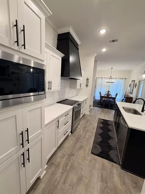 Kitchen - 4025 Elizabeth Ct, Benton, AR 72019 photo 8 of 9
