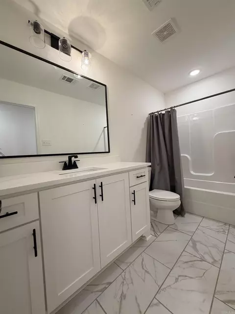 Bath - 4025 Elizabeth Ct, Benton, AR 72019 photo 3 of 4