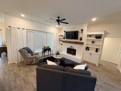 Living - 4025 Elizabeth Ct, Benton, AR 72019 photo 6 of 8