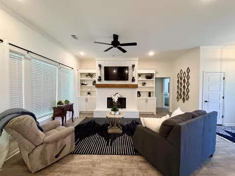 Living - 4025 Elizabeth Ct, Benton, AR 72019 photo 1 of 8