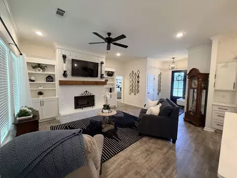 Living - 4025 Elizabeth Ct, Benton, AR 72019 photo 7 of 8