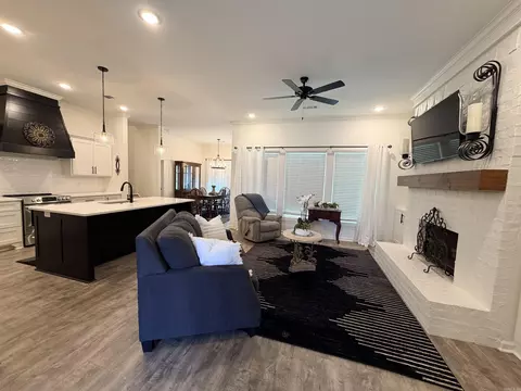 Living - 4025 Elizabeth Ct, Benton, AR 72019 photo 5 of 8