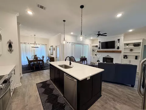 Kitchen - 4025 Elizabeth Ct, Benton, AR 72019 photo 2 of 9