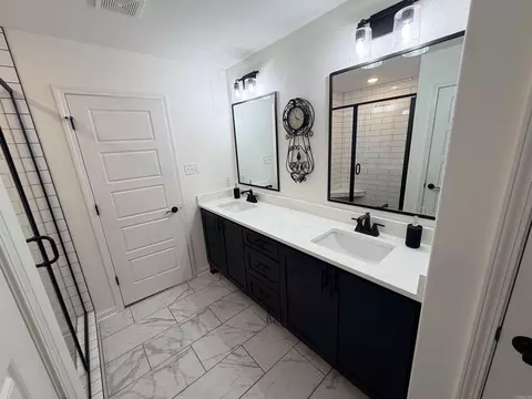 Bath - 4025 Elizabeth Ct, Benton, AR 72019 photo 2 of 4