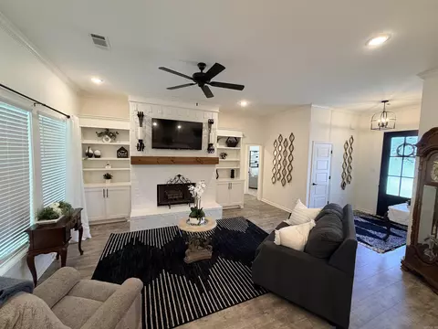 Living - 4025 Elizabeth Ct, Benton, AR 72019 photo 4 of 8