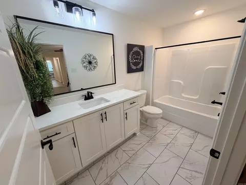 Bath - 4025 Elizabeth Ct, Benton, AR 72019 photo 4 of 4
