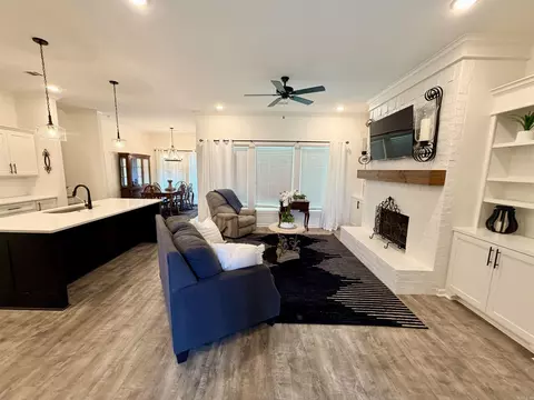 Living - 4025 Elizabeth Ct, Benton, AR 72019 photo 3 of 8