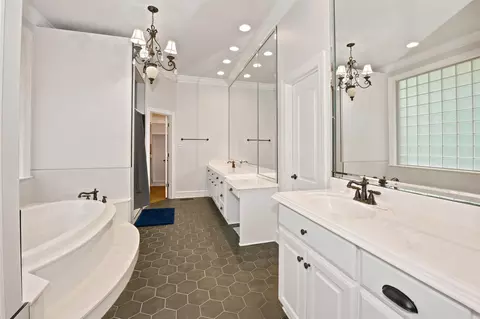 Bath - 200 W Hillcrest Dr, Alexander, AR 72002 photo 1 of 5