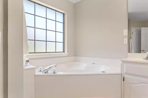 Bath - 3100 Crawford Loop, Conway, AR 72034 photo 4 of 5