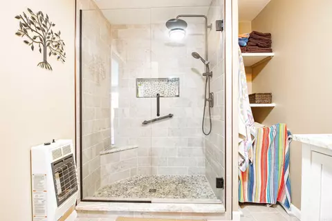 Bath - 3582 Riverview Dr, Norfork, AR 72658 photo 2 of 5