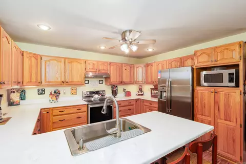 Kitchen - 3582 Riverview Dr, Norfork, AR 72658 photo 2 of 3