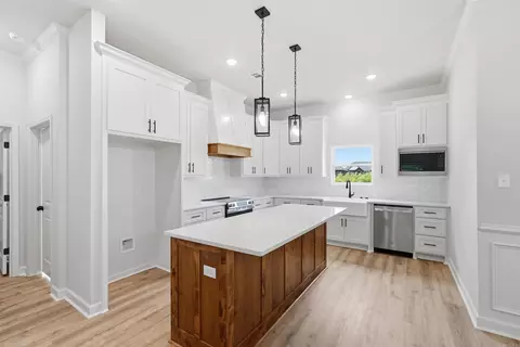 Kitchen - 904 Bratton Rd, Lonoke, AR 72086 photo 2 of 6