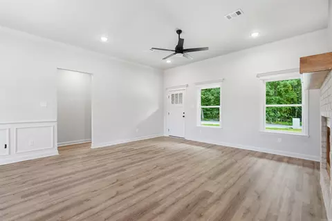 Living - 904 Bratton Rd, Lonoke, AR 72086 photo 5 of 6