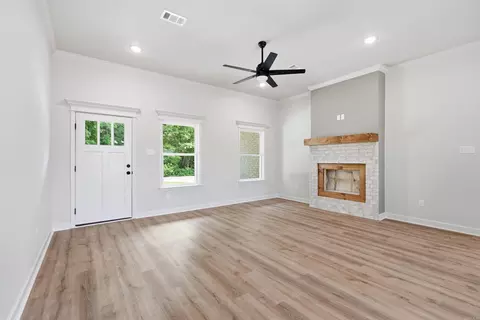 Living - 904 Bratton Rd, Lonoke, AR 72086 photo 4 of 6