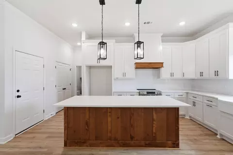 Kitchen - 904 Bratton Rd, Lonoke, AR 72086 photo 3 of 6