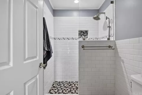 Bath - 701 Sheffield Dr, Bryant, AR 72022 photo 2 of 3