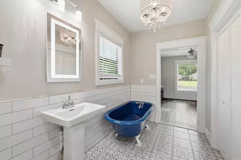 Bath - 1917 College Ave, Conway, AR 72034 photo 3 of 6
