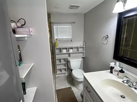 Bath - 1315 Cedar St, Benton, AR 72015 photo 2 of 7