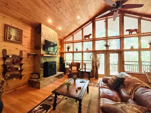 Living - 252 Mitchell Rd, Mountain View, AR 72560 photo 2 of 9