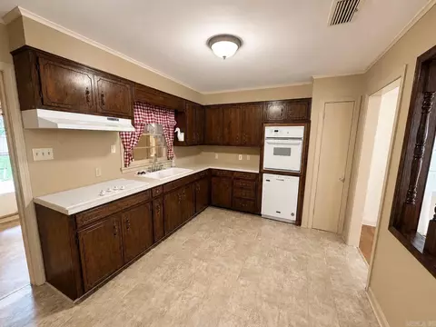 Kitchen - 206 Crouch St, Benton, AR 72019 photo 1 of 4