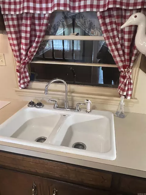 Kitchen - 206 Crouch St, Benton, AR 72019 photo 4 of 4