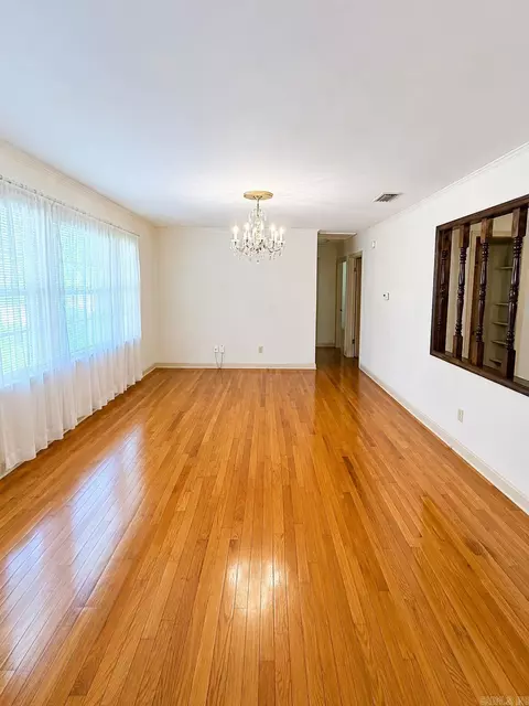 Living - 206 Crouch St, Benton, AR 72019 photo 1 of 3