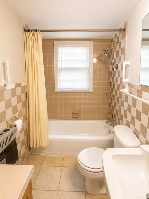 Bath - 206 Crouch St, Benton, AR 72019 photo 1 of 2
