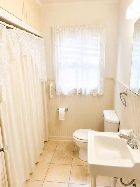 Bath - 206 Crouch St, Benton, AR 72019 photo 2 of 2