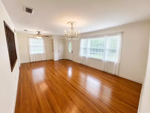 Living - 206 Crouch St, Benton, AR 72019 photo 2 of 3