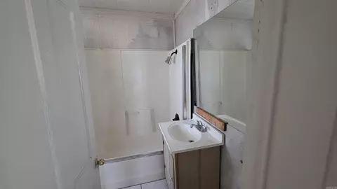 Bath - 811 Wallace, De Queen, AR 71832 photo 1 of 2