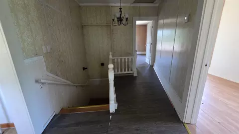 Entry Way - 811 Wallace, De Queen, AR 71832 photo 3 of 4