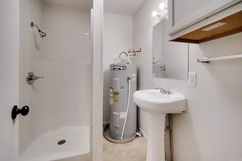 Bath - 6823 Foxfire Dr, Benton, AR 72019 photo 1 of 2