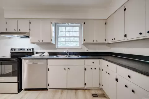 Kitchen - 6823 Foxfire Dr, Benton, AR 72019 photo 2 of 3