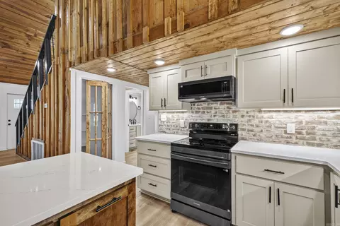 Kitchen - 264 Smith Rd, Searcy, AR 72143 photo 2 of 2