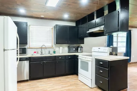 Kitchen - 904 W College, Beebe, AR 72012 photo 2 of 2