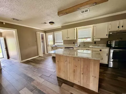 Kitchen - 1861 Ferguson Ln, Lonoke, AR 72086 photo 6 of 7