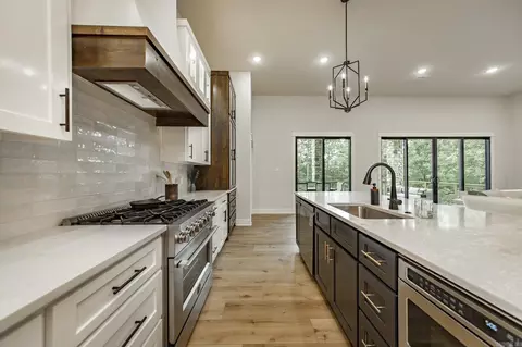 Kitchen - 79 Hawks Cir, Edgemont, AR 72044 photo 2 of 4