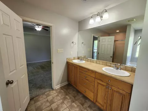 Bath - 2501 Durango Dr, Benton, AR 72019 photo 1 of 5